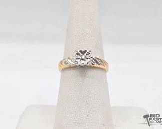 734  14kt Gold Ring with Diamonds 2.2g