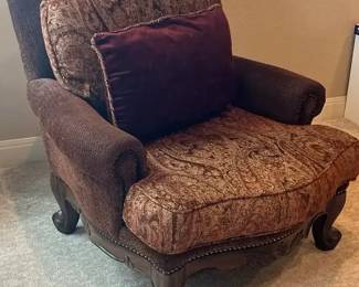 Monarca Oversized Down Feather Formal Chair With Ornate Wood Finish And Extra Pillow