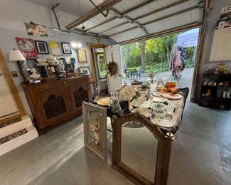 Antiques & glassware