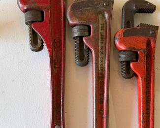 Pipe wrenches 