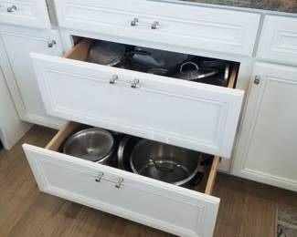 Kitchen feature: pull-out drawers