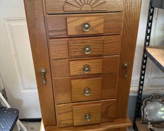 Jewelry dresser