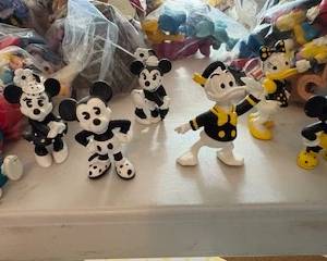 Over 1000 figurines Applaud - group in bags sold as a lot  