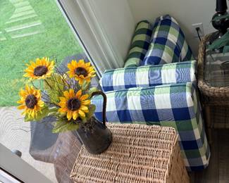 Laundry basket & extra cushions for outdoor furniture
