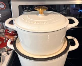 Dutch oven features the Tramontina brand name embossed on the lid and is topped with a distinct gold-colored knob