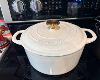 Dutch oven features the Tramontina brand name embossed on the lid and is topped with a distinct gold-colored knob