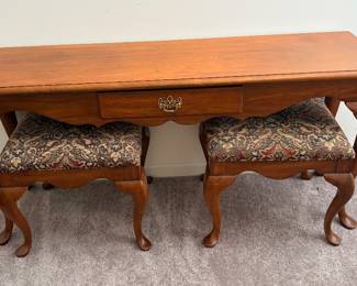 Thomasville cherry console table featuring Queen Anne style legs and two matching upholstered stools