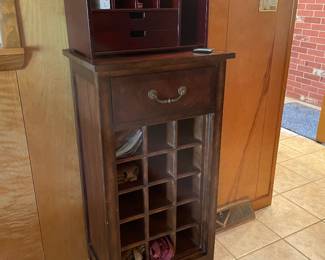 Wine bottle stand