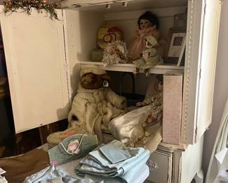  painted cupboard  woth several dolls onside