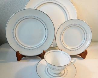 6 Place Settings Royal Douton Tiara H4915
