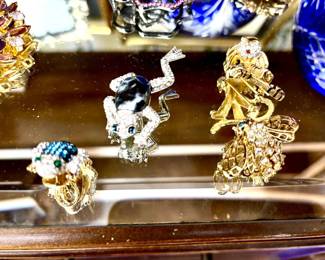 Small frog pins