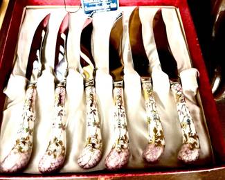 Steak knives with porcelain handles