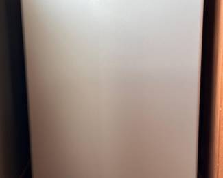123 FrigidaireCompactRefrigeratorwLockGreatGarageorOfficeFridge