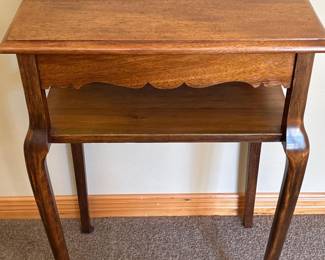 36 VintageSolidWoodQueenAnneAccentTablewithShelf