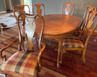 120 VintageQueenAnneDiningSetwith2LeavesCustomTablePads