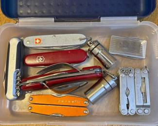 534 smalltoteofassortedpocketknivesand