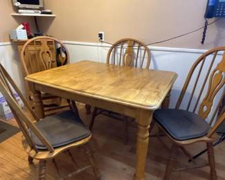 416 woodendiningsetwith4windsorchairs