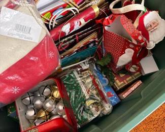390 holidaygiftwraplot
