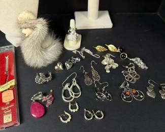 495 assortedvintagecostumejewelrylot