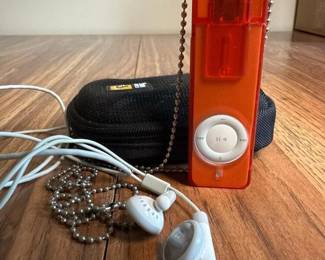 215 appleipodshuffle1stgenwhiteorange