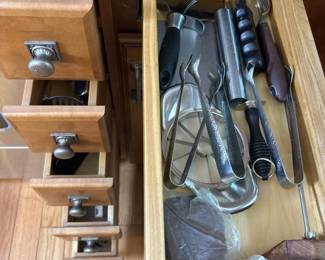 527 kitchengadgetsandutensildrawers