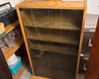 518 woodendisplaycabinetwithglassdoors