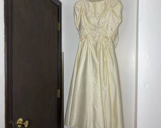 098 vintageweddingdresswithpuffsleeves