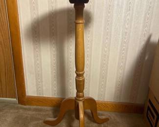 148 traditionalwoodpedestaltripodsideta