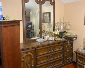 090 vintagesolidwooddresserwithmirror