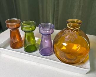 066 vintageeeccoloredglassbudvaseset