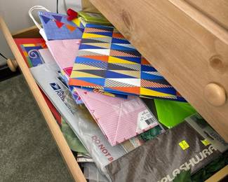 502 assortedgiftbagstissuegiftwrapacce