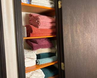511 closetlotoflinenstowelsbathsupplie