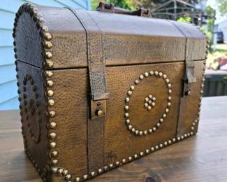 063 vintagedecorativewoodenchestnailhead