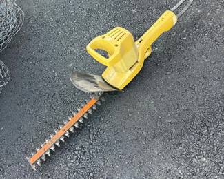 084 blackdeckerelectrichedgetrimmer13c