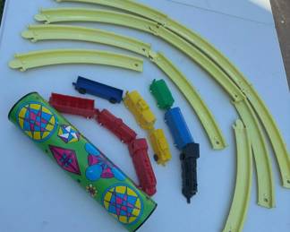 097 vintageplastictoytrainsetwithcars