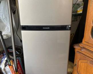 163 frigidairecompactrefrigeratorwithtop