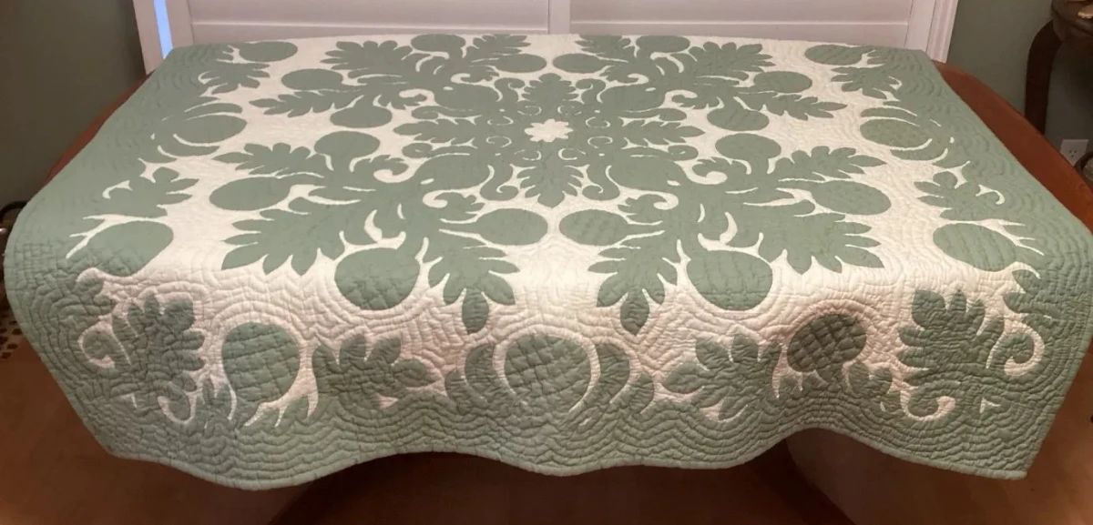 MCJ001 Green & White Hawaiian Quilt