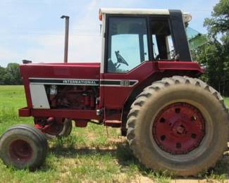 1086 International Tractor w/Cab - Turbo Diesel