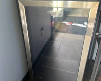 Beverage refrigerator