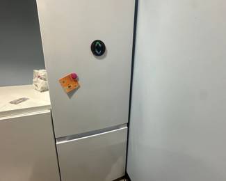 Insignia Refrigerator / Freezer