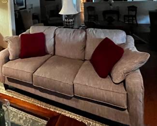La-Z-Boy contemporary sofa in a neutral textured fabric. Excellent shape with minimal sagging. No obvious stains or tears.