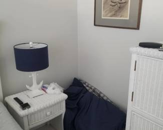 Wicker nightstand; table lamp