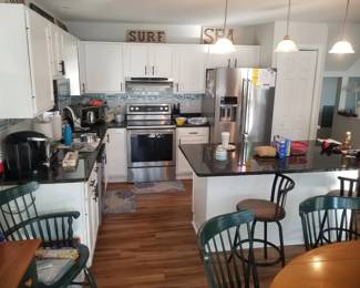 Lower unit L-shaped kitchen with clean & contemporary cabinetry