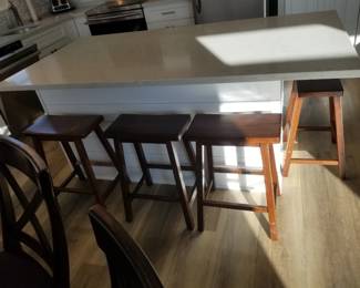 Kitchen island; 4 bar stools available