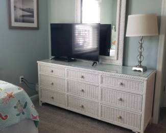 Twin bedroom suite: 9-drawer dresser with mirror