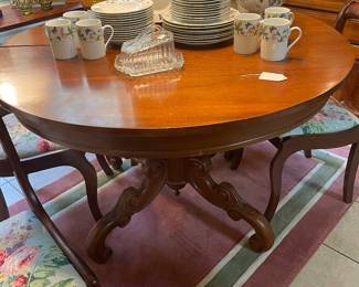 Mahogany carved pedestal dining table with 2 leaves