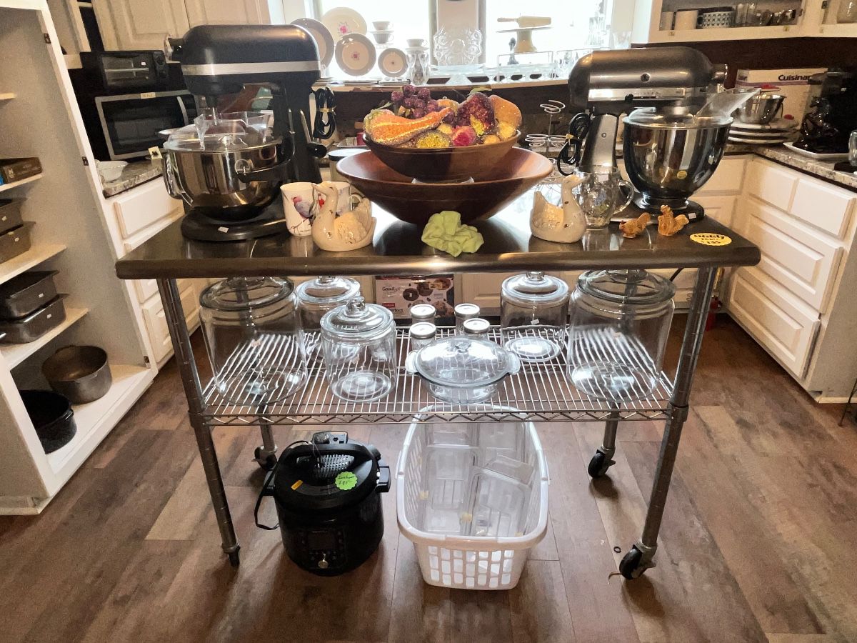 THE KITCHEN - FINE COOKING & BAKING IN HERE!