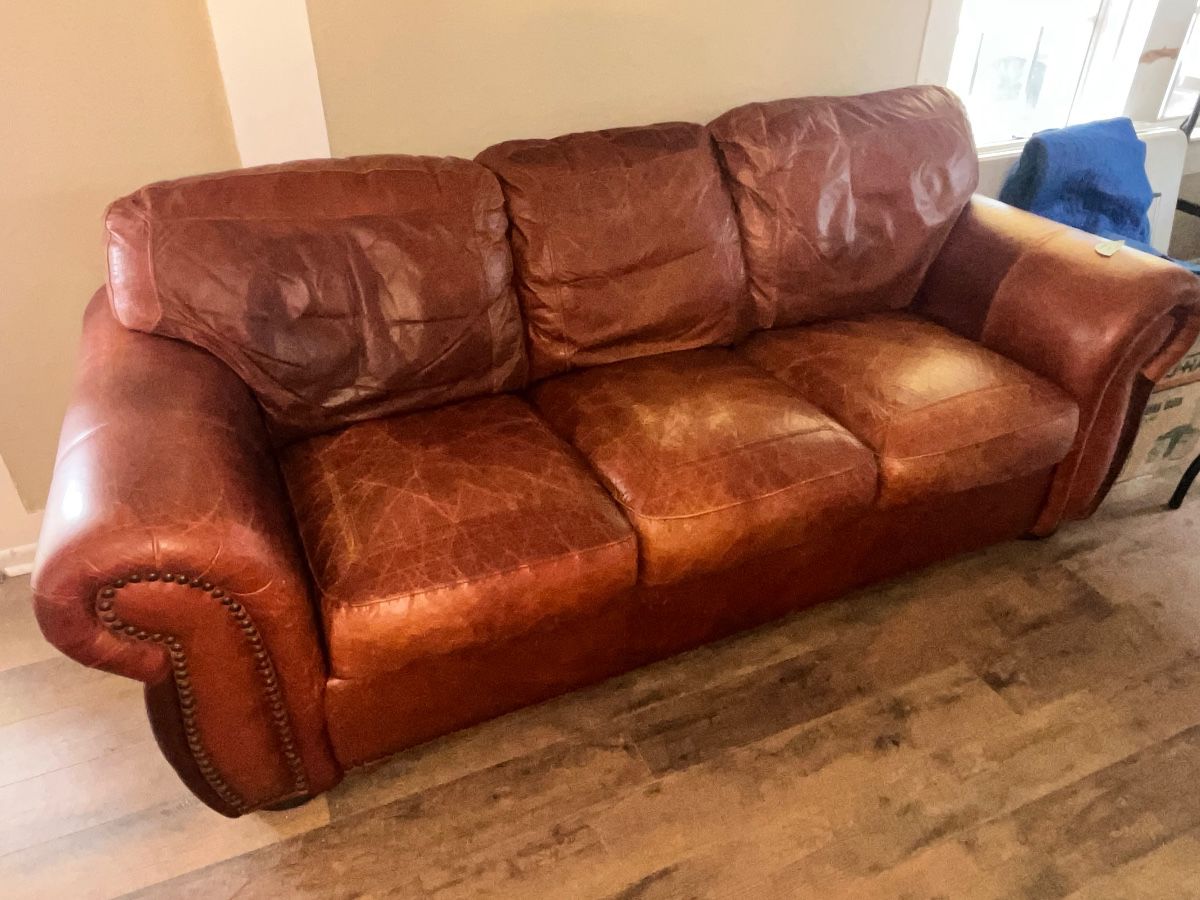 MAGNIFICENTLY COMFY "LEATHER TRENDS" SOFA!