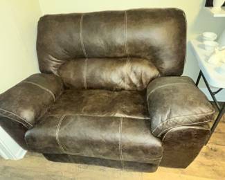LARGE CHAIR & 1/2 RECLINER