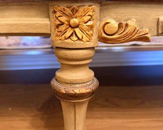 Gilded touches on the bar